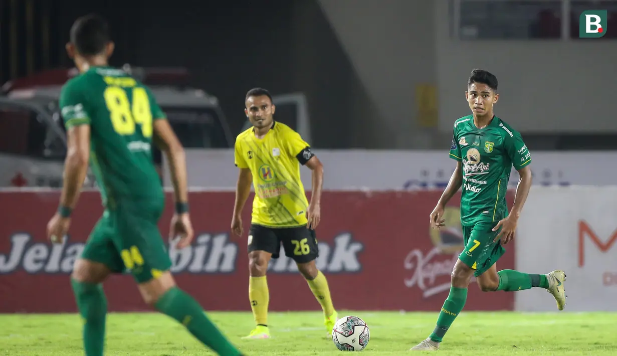 Pemain Persebaya Surabaya, Marselino Ferdinan (kanan) memiliki peran penting saat menghadapi Barito Putera. Bagaimana tidak, sejumlah peluang yang dimiliki Bajul Ijo lahir dari kaki pemain berusia 17 tahun tersebut. (Bola.com/Bagaskara Lazuardi)