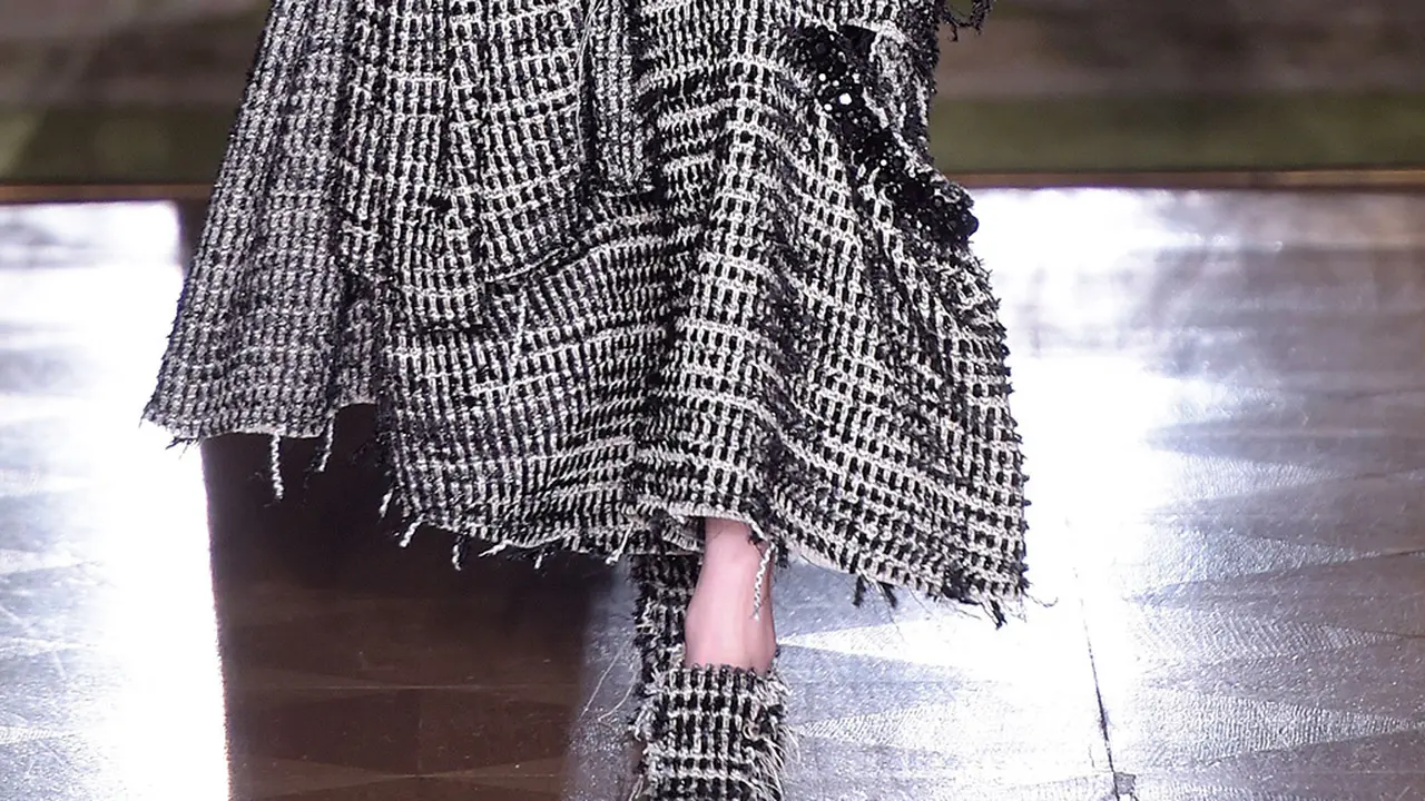 2 Sepatu Unik yang Mencuri Perhatian di London Fashion Week 2016