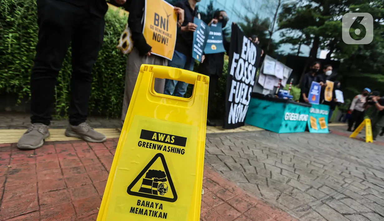 Aktivis yang tergabung dalam kampanye #bersihkanbankmu menggelar aksi di depan kantor Bank Tabungan Negara (BNI), Jakarta, Jumat (17/6/2022). Dalam aksinya mereka mempertanyakan keseriusan Bank BI dalam penghentian pembiayaan proyek batu bara dan menyerukan untuk menghentikan praktek Greenwashing. (Liputan6.com/Johan Tallo)