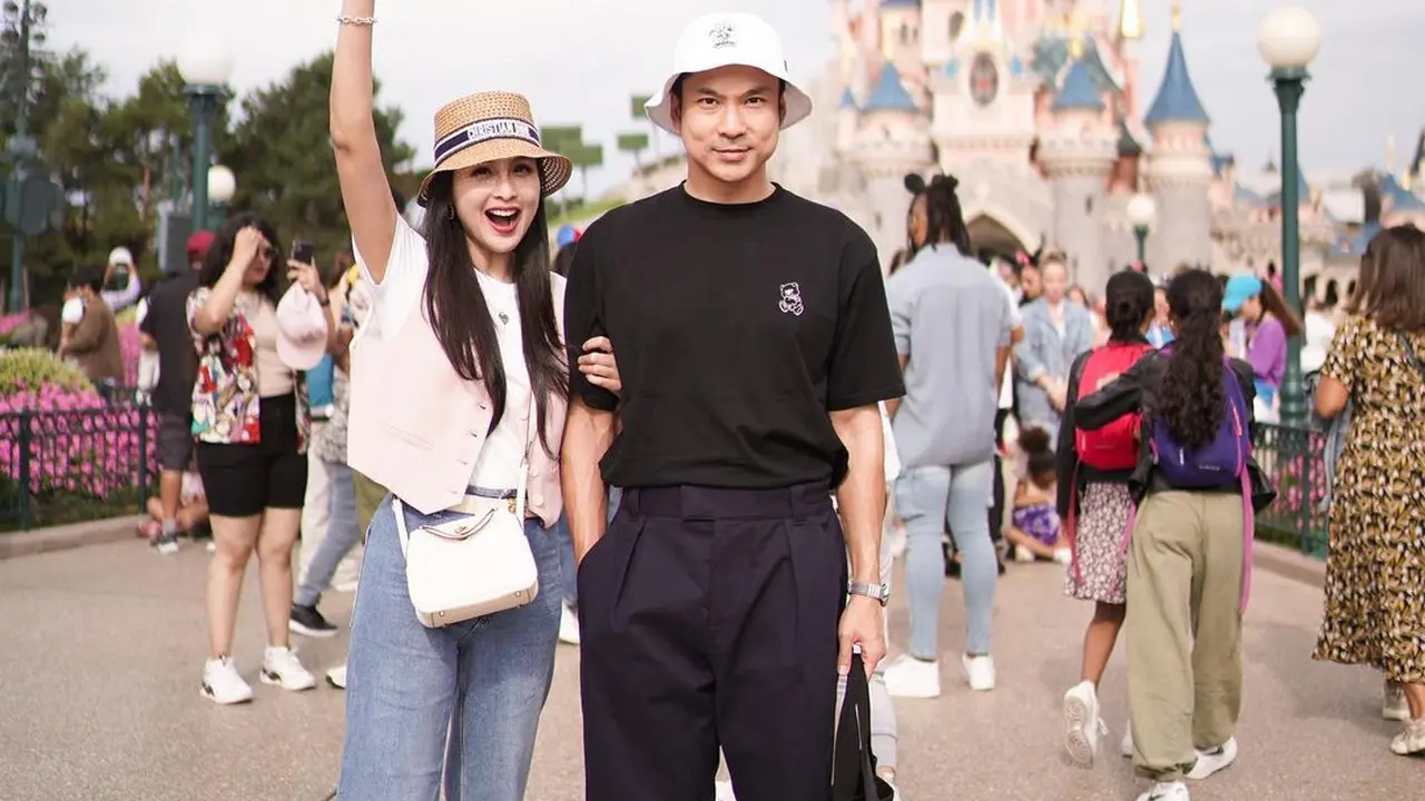 Potret Sandra Dewi dan Harvey Moeis Liburan Berdua di Disneyland
