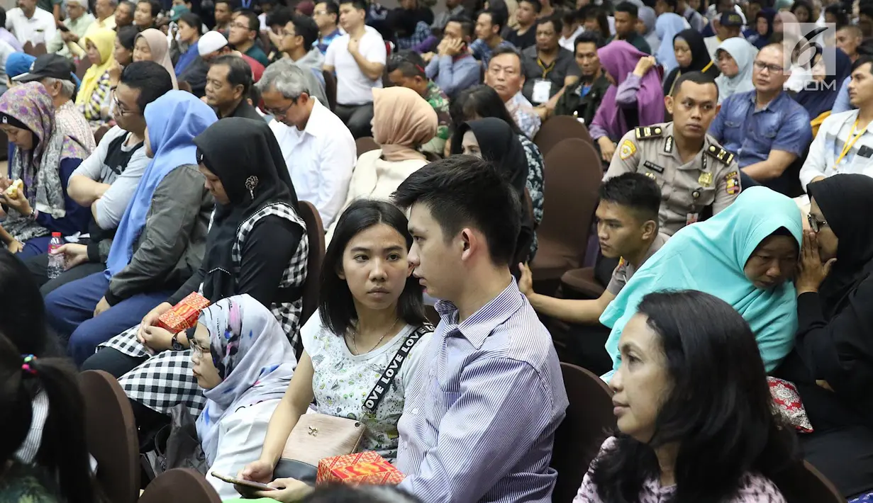Keluarga korban kecelakaan pesawat Lion Air JT 610 usai pemaparan evaluasi proses evakuasi di Krisis Center, Jakarta, Senin (5/11). Konfrensi pers tersebut memberikan hasil perkembangan terkini mengenai pencarian korban. (Liputan6.com/Immanuel Antonius)