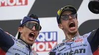 Pembalap Gresini Racing, Marc Marquez (kiri) dan Alex Marquez merayakan kemenangan di atas podium MotoGP Jerman 2024 yang berlangsung di Sirkuit Sachsenring, Jerman, Minggu (07/07/2024) waktu setempat. (AP Photo/Robert Michael)