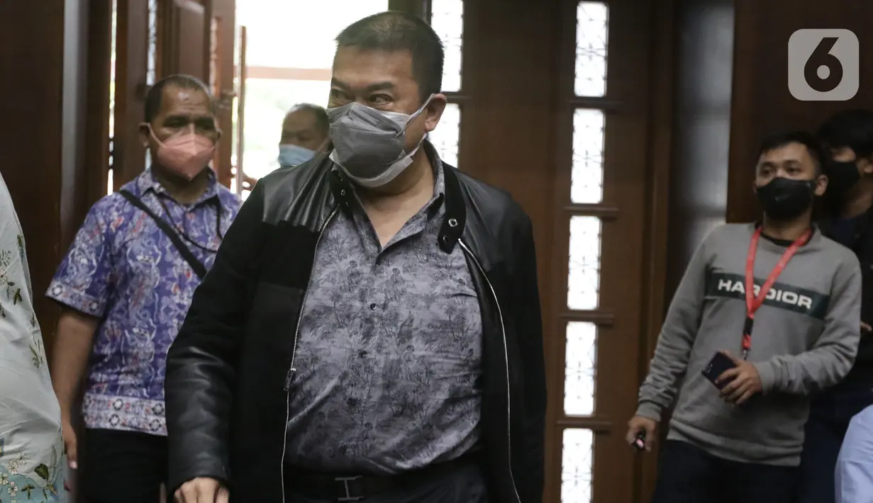 Terdakwa dugaan tindak pidana korupsi pengadaan tanah di Munjul, Rudy Hartono Iskandar bersiap mengikuti sidang pembacaan tuntutan di Pengadilan Tipikor Jakarta, Kamis (10/2/2022). Rudy Hartono Iskandar dituntut pidana penjara selama 7 tahun dan denda 500 juta. (Liputan6.com/Helmi Fithriansyah)