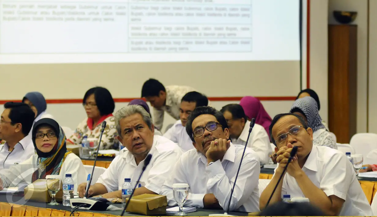 Peserta menyimak papan monitor paparan komisioner KPU, Ida Budhiati saat lokakarya di gedung KPU Pusat, Jakarta, Kamis (8/9). Lokakarya membahas Persiapan Penyelesaian Sengketa Tata Usaha Negara dalam Pilkada. (Liputan6.com/Helmi Fithriansyah)