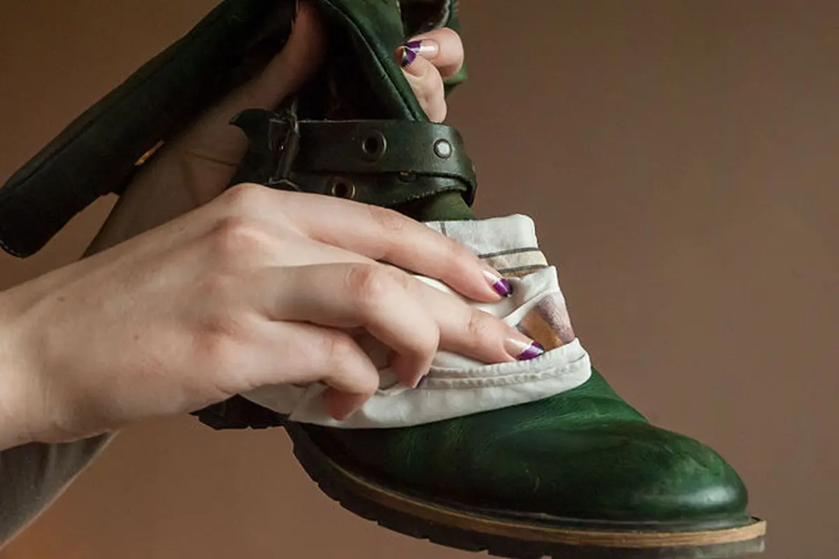 Begini Cara Bikin Sepatu Kinclong Tanpa Disemir