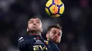 Pemain Genoa, Goran Pandev berebut bola dengan gelandang Juventus, Miralem Pjanic dalam lanjutan pertandingan Serie A di Stadion Allianz, Turin, Senin (22/1). Juventus mengatasi perlawanan Genoa dengan skor 1-0. (MARCO BERTORELLO / AFP)