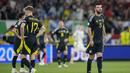 Pemain Skotlandia, Grant Hanley, tampak lesu setelah ditaklukkan Hungaria pada laga Grup A Euro 2024 di Stuttgart Stadium, Senin (24/6/2024). (AP Photo/Matthias Schrader)