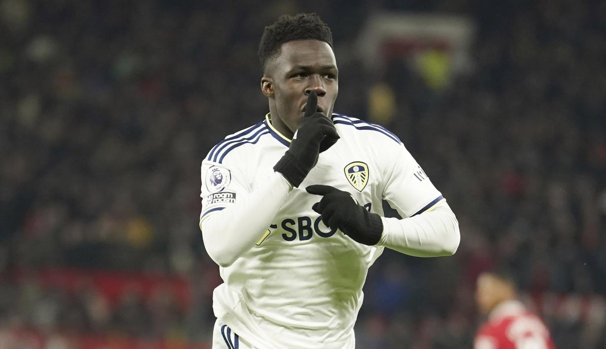 Pemain Leeds United, Wilfried Gnonto, melakukan selebrasi setelah mencetak gol ke gawang Manchester United pada laga Liga Inggris di Stadion Old Trafford, Rabu (8/2/2023). (AP Photo/Dave Thompson)