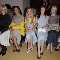 Amanda Seyfried tampil elegan dalam crushed lamé shirt yang berkilau dipadukan dengan rok Lurex jacquard bernuansa mewah. Ia melengkapi tampilannya dengan Charlie suede shoulder bag, Pierced pumps, serta anting runway bernuansa playful yang memberi sentuhan modern glam. [dok/toryburch].