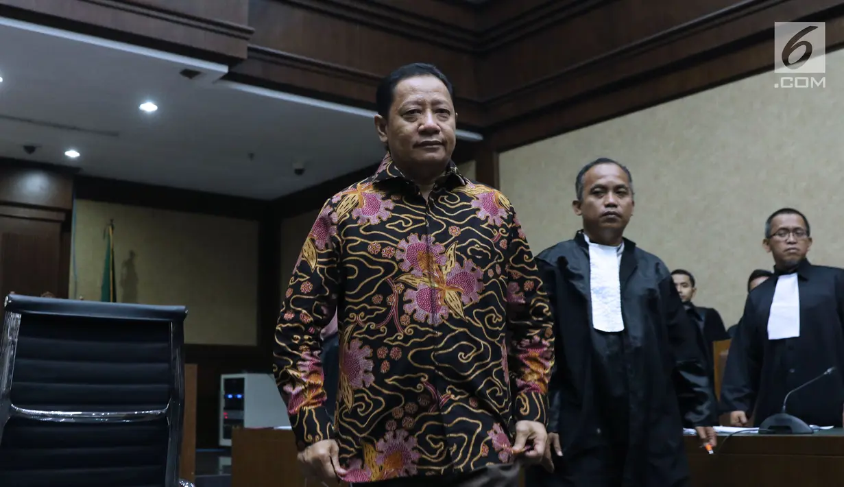 Mantan Bupati Kepulauan Sula Maluku Utara, Ahmad Hidayat Mus saat menjalani sidang perdana di Pengadilan Tipikor, Jakarta, Kamis (22/11). Sidang mendengarkan pembacaan dakwaan dari JPU KPK. (Liputan6.com/Helmi Fithriansyah)