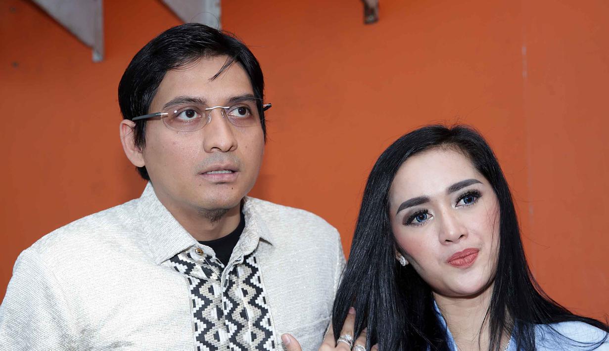 Kamis (19/1/2017) menjadi hari bahagia bagi pasangan Lucky Hakim dan Tiara Dewi. Pasalnya, keduanya baru saja meresmikan hubungannya dengan janji suci pernikahan. (Deki Prayoga/Bintang.com)