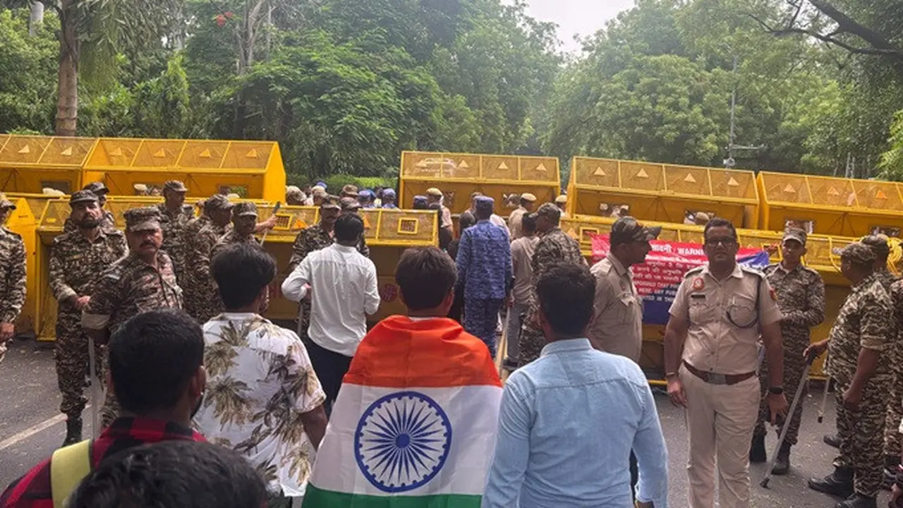 Pendukung Partai Cockroach Janta berkumpul sebelum berbaris menuju gedung Parlemen India untuk menuntut pengunduran diri menteri pendidikan di New Delhi, Senin (20/7/2026).
