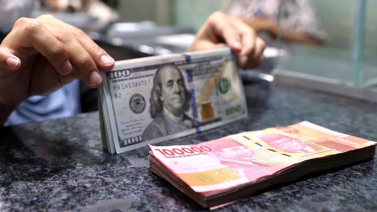 Rupiah Tembus Rp18.016 per Dolar AS, Ini Sektor yang Untung dan Rugi