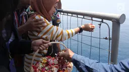 Keluarga korban pesawat Lion Air PK-LQP  penerbangan TJ 610 dengan tujuan Jakarta-Pangkal Pinang menabur bunga di atas KRI Banda Aceh di Perairan Tanjung karawang, Jawa Barat, Selasa (6/11). (Merdeka.com/Imam Buhori)