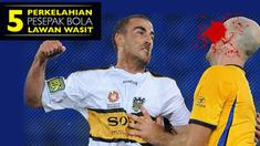 Video perkelahian antara pemain sepak bola dengan wasit.