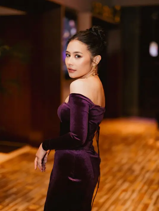 Cantiknya Prilly Latuconsina di Gala Premiere film Temurun dengan dress beludru pamer bahu berwarna ungu dan gaya rambut gala look yang di high-bun. [Foto: Instagram/prillylatuconsina96]