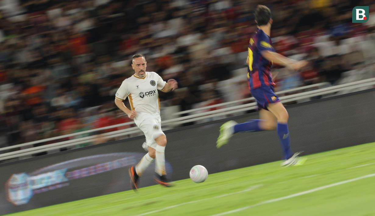 Pemain DRX World Legends, Franck Ribery menggiring bola dalam laga Clash of Legends melawan Barcelona Legends di Stadion Utama Gelora Bung Karno (SUGBK), Senayan, Jakarta, Sabtu (18/04/2026). (Bola.com/Bagaskara Lazuardi)