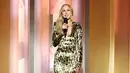 Terakhir, Nikki Glaser kenakan animal print dress dari lapointe. Dress panjang dengan kerah v-neck sukses bikin Nikki jadi spotlight [@lapointe]