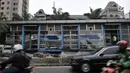 Penampakan Halte Transjakarta Simprug usai tertabrak truk kontainer, Jakarta, Kamis (19/4). Truk kontainer untuk proyek yang berada persis di seberang jalan menabrak halte pada dini hari tadi. (Merdeka.com/Iqbal Nugroho)