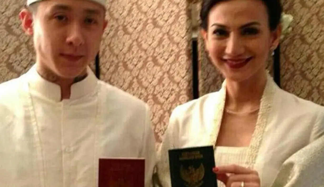 Wanda Hamidah dan Daniel Patrick Hadi Schuldt memperlihatkan buku nikah. Daniel mengunggah foto pernikahan mereka pada 14 Februari di Facebook. (Facebook.com)