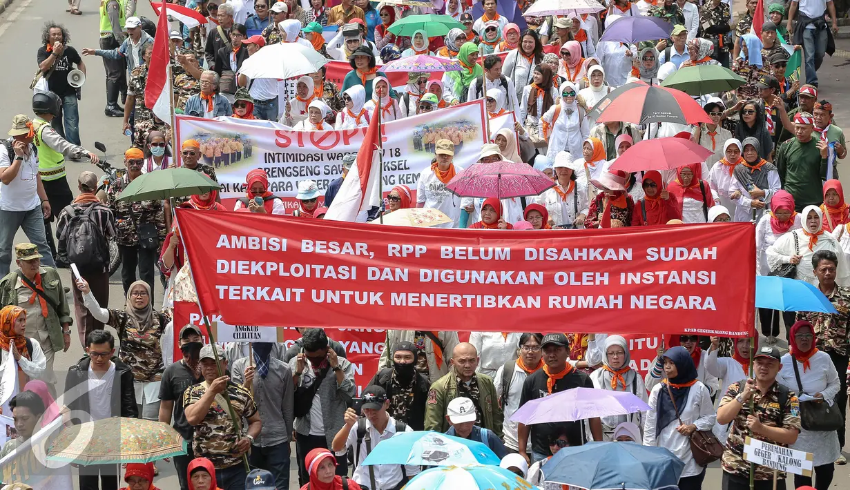 Massa dari keluarga Pejuang dan Penghuni Rumah Negara membentangkan spanduk saat menggelar aksi unjuk rasa, Jakarta, Senin (9/11/2015). Mereka menolak RPP tentang rumah negara PP NO 40 tahun 94 & PP No. 31 Tahun 2005. (Liputan6.com/Faizal Fanani)
