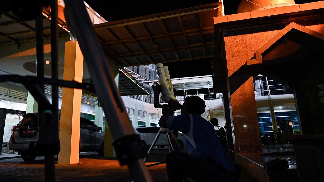 FOTO: Warga Aceh Sambut Gerhana Bulan Total dengan Shalat dan Observasi Langsung
