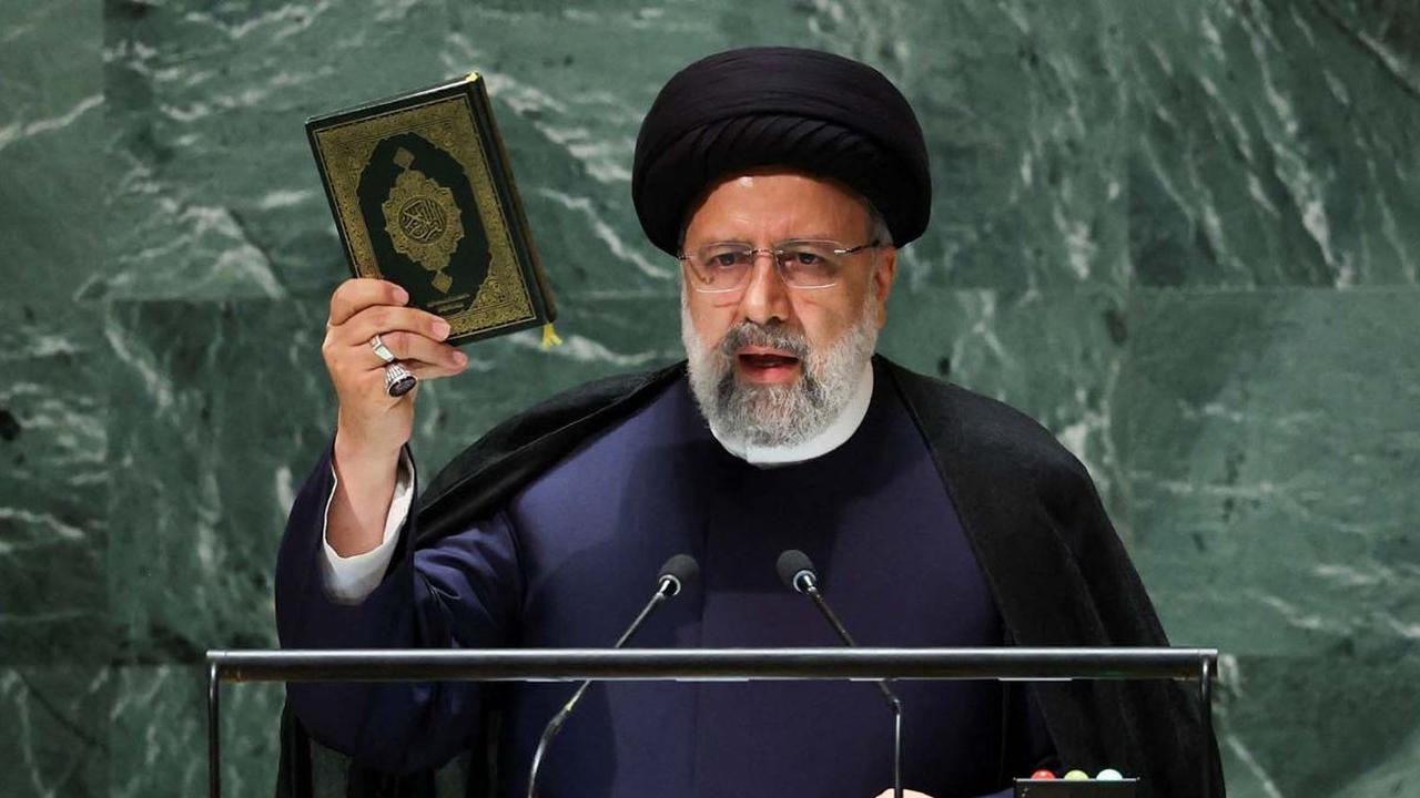 Presiden Iran Ebrahim Raisi menyampaikan pidato pada Sidang Umum Persatuan Bangsa Bangsa (PBB) ke-78 di Markas Besar PBB, New York City, Amerika Serikat, pada Selasa (19/9). Dalam kesempatan itu Raisi terlihat mengangkat kitab suci Alquran dan menciumny