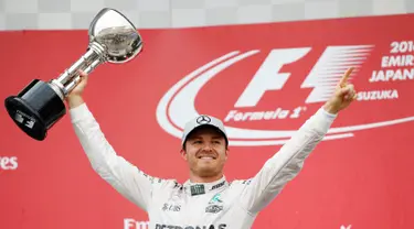 Nico Rosberg, pembalap Mercedes dalam selebrasi kemenangan pertamanya di Suzuka, Jepang, Minggu (9/10). Rosberg bertahan berada di posisi terdepan dari awal hingga akhir balapan. (REUTERS/Toru Hanai) 