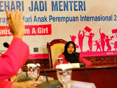 Seorang siswi yang berperan sebagai Menaker sedang memimpin rapat kerja di Kemenaker, Jakarta, Selasa (11/10). Kegiatan ‘Sehari Jadi Menteri’ ini dalam rangka merayakan Hari Anak Perempuan Internasional (Liputan6.com/Fery Pradolo)