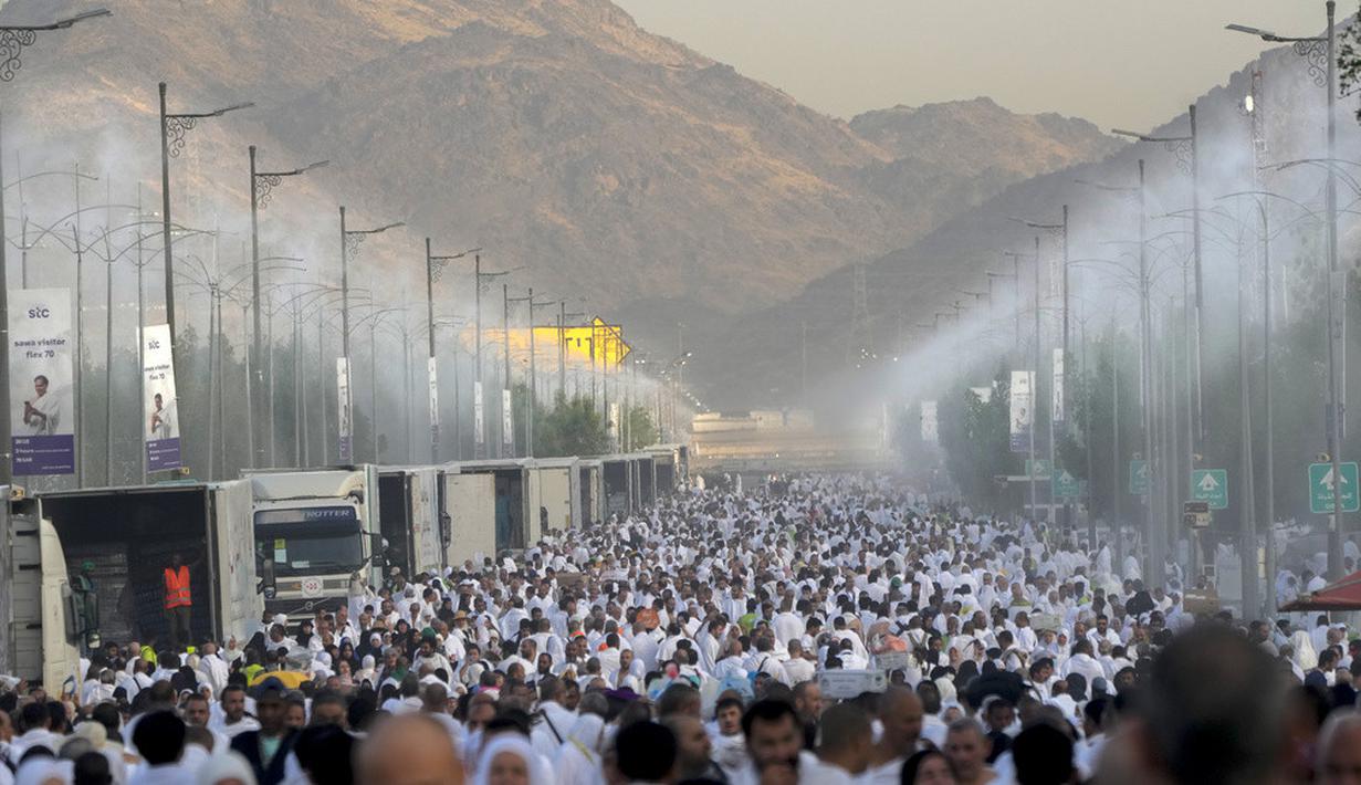 <p>Cuaca panas ekstrem di Padang Arafah mencapai 45 derajat Celcius. Selain semprotan kabut air yang tersedia di sejumlah tempat, hal ini membuat banyak jemaah haji menggunakan payung untuk melindungi diri dari teriknya sengatan sinar matahari saat wukuf. (AP Photo/Amr Nabil)</p>