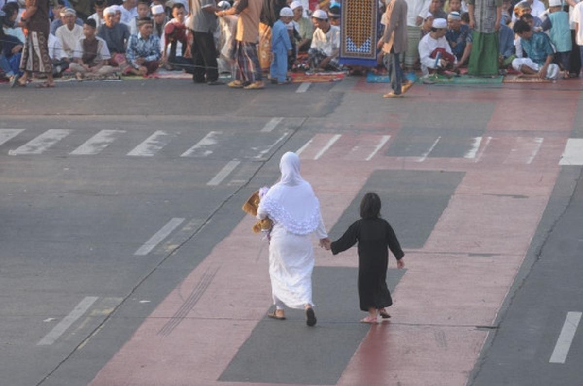 Ribuan warga Jatinegara gelar Salat Id di jalan raya