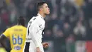 Striker Juventus, Cristiano Ronaldo, melakukan selebrasi usai membobol gawang Frosinone pada laga Serie A di Stadion Allianz, Turin, Jumat (15/2). (AP/Alessandro Di Marco)