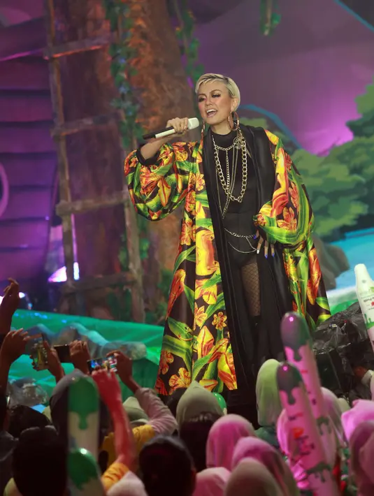 Beberapa hari lalu, Agnes Monica meluncurkan aplikasi untuk bisa lebih dekat dengan para fansnya. Oleh Escape, sebuah perusahaan asal Amerika Serikat, dibuatkan aplikasi bernama Agnez Mo App. (Nurwahyunan/Bintang.com)