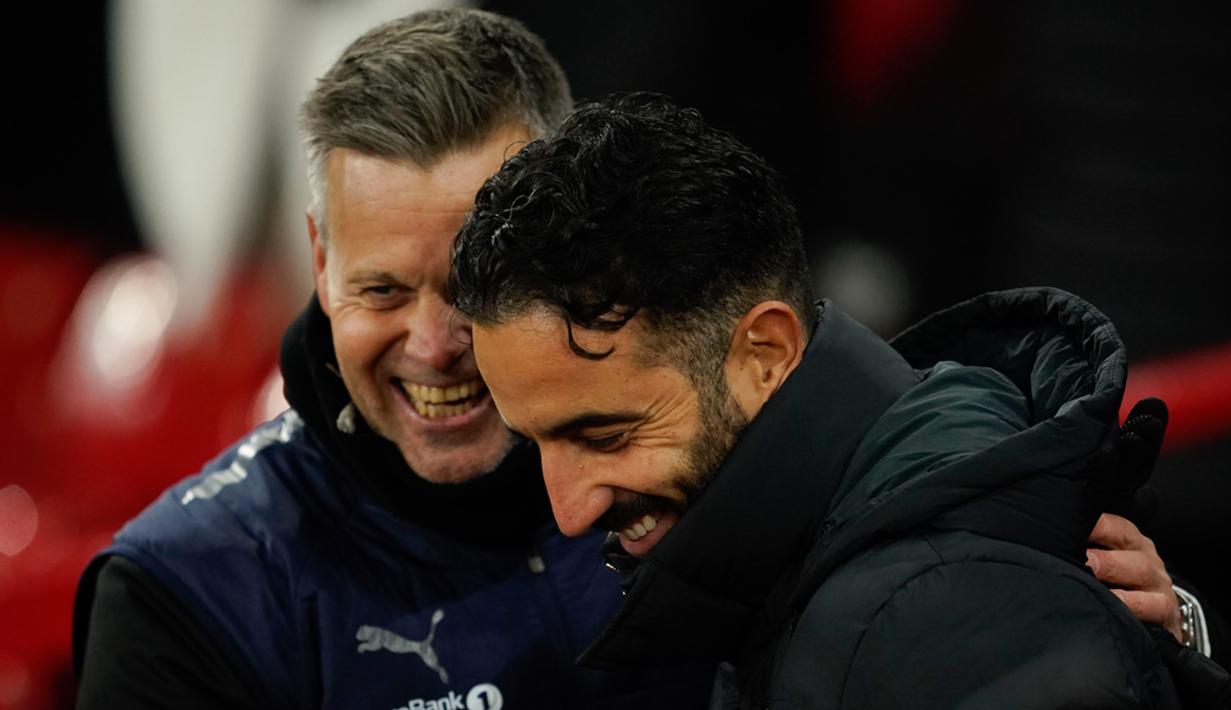 Pelatih Manchester United, Ruben Amorim, tertawa bersama pelatih Bodo/Glimt, Kjetil Knutsen, pada laga Liga Europa di Stadion Old Trafford, Kamis (13/10/2022). (AP Photo/Dave Thompson)