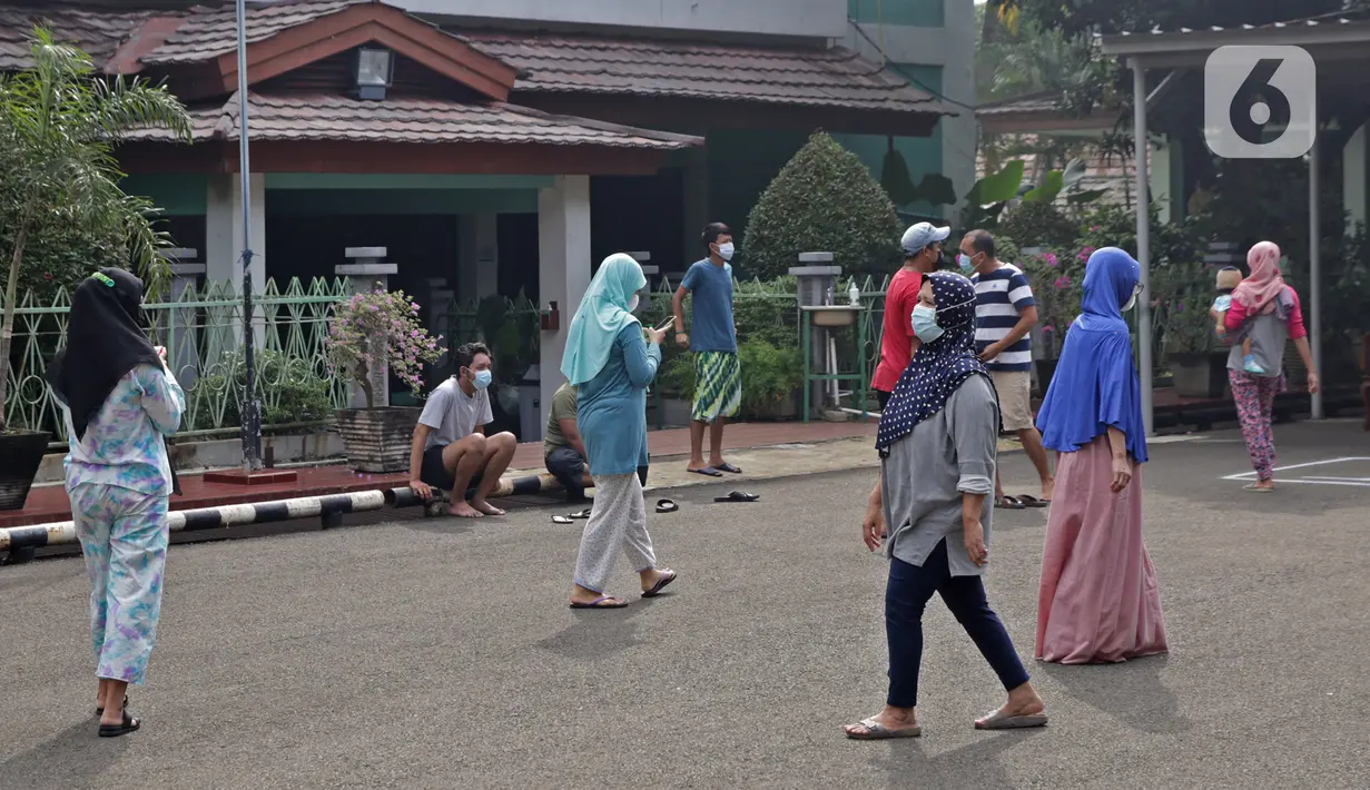 Pasien Covid dengan status Orang Tanpa Gejala beraktivitas di Graha Wisata Taman Mini, Jakarta Timur, Minggu (20/6/2021). Kepala Dinas Kesehatan DKI Jakarta Widyastuti sebelumnya sempat menyebut ketersediaan tempat isolasi pasien COVID-19 di Jakarta terus menipis. (Liputan6.com/Herman Zakharia)
