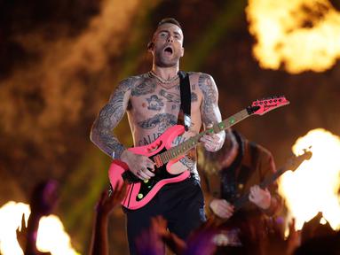 Penampilan vokalis Maroon 5 Adam Levine saat memeriahkan pertandingan antara Los Angeles Rams dan New England Patriots dalam Super Bowl LIII di Atlanta, Georgia, AS, Minggu (3/2). (AP Photo/Mark Humphrey)