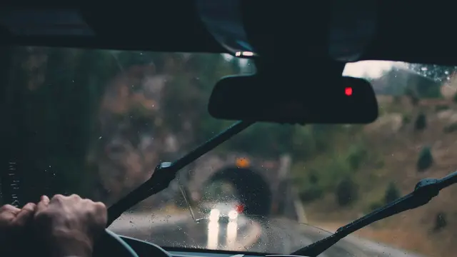 Ilustrasi liburan saat musin hujan. (dok. Unsplash.com/https://unsplash.com/photos/Q_Wg5fE_F5A/Adhita Diansyavira)