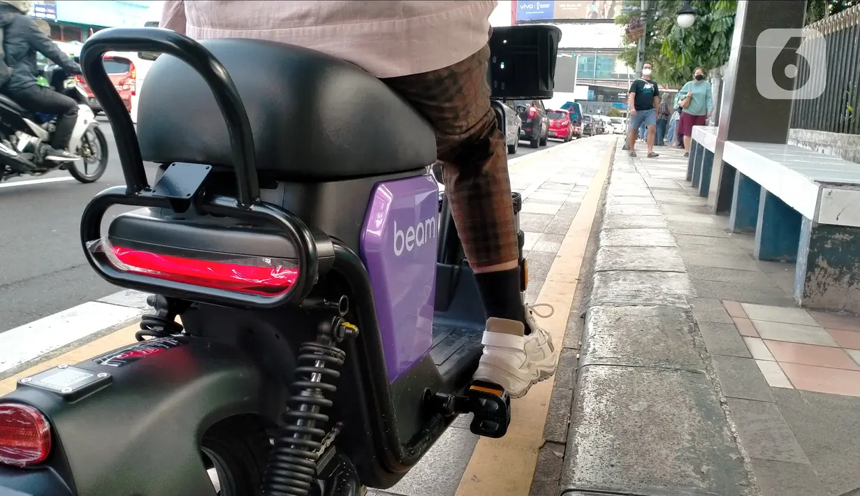 Warga mengendarai sepeda listrik saat berkeliling di jalur sepeda kawasan Kebun Raya Bogor, Kota Bogor, Jawa Barat, Minggu (25/9/2022). Wali Kota Bogor Bima Arya mengatakan, Kota Bogor memulai babak baru dengan transportasi yang ramah lingkungan dan berkelanjutan. (Liputan6.com/Magang/Aida Nuralifa)