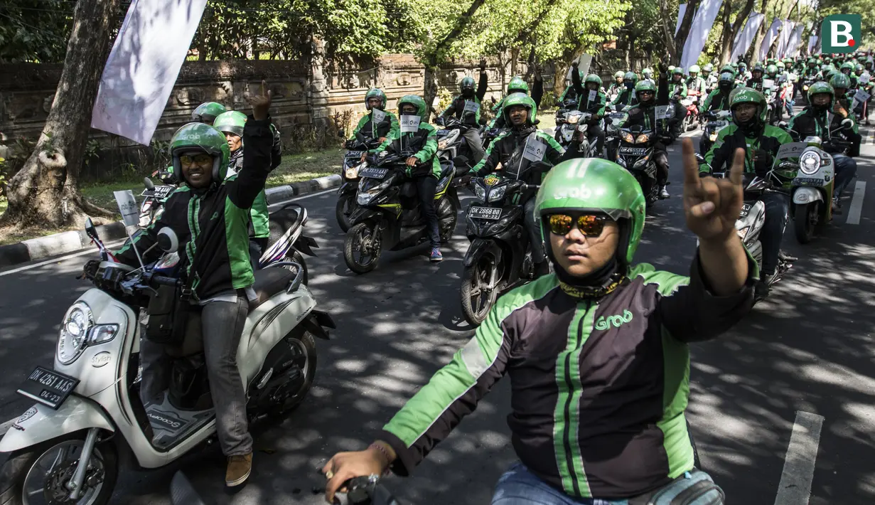 Sejumlah mitra dari Grab turut serta saat pawai obor Asian Games XVIII di Denpasar, Bali, Selasa (24/7/2018). Sebanyak 53 kota di Indonesia akan dilalui oleh obor Asian Games. (Bola.com/Vitalis Yogi Trisna)