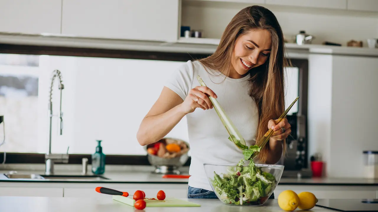 perempuan memasak di dapur