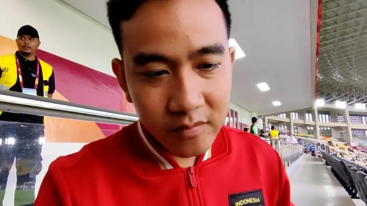Gibran juga mengapresiasi kualitas Stadion Manahan yang terlihat sangat bagus dengan dilengkapi papan LED, lampu penerangan, rumput rapi dan VAR.<br><br>"Mengapresiasi, hari ini cuacanya bagus, hotel juga bagus makanannya cocok," ungkapnya.<br>