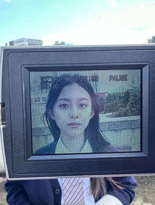 Tidak hanya Choi Hyun Wook saja, Park Ji Hoo juga membagikan beberapa momen di balik layar syuting MV 'Ditto'. Dalam caption, Ji Hoo menuliskan bahwa ia berperan sebagai Ban Hee-soo, di mana karakternya dibuat misterius dan penuh teori. Dalam MV tersebut, tangan kirinya selalu memakai gips. (Liputan6.com/IG/@03_hu)
