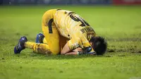 Kiper Rans Cilegon FC, Kurniawan Kartika Ajie melakukan sujud syukur usai kemenangan 3-0 timnnya atas PSIM Yogyakarta dalam laga semifinal Liga 2 2021 di Stadion Pakansari, Bogor, Senin (27/12/2021). (Bola.com/Bagaskara Lazuardi)