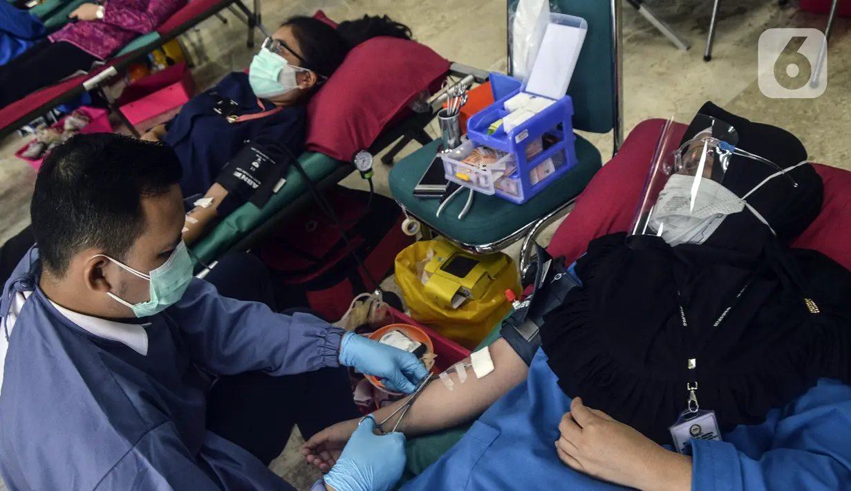 Pegawai mengikuti donor darah di Kompleks Parlemen, Senayan, Jakarta, Rabu (11/11/2020). Kegiatan donor darah merupakan agenda rutin DPR RI yang sempat terhenti akibat Covid-19. (Liputan6.com/Johan Tallo)
