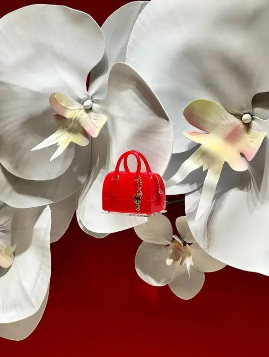 “Sikapnya akan sangat cocok dengan konsep merek FURLA mengenai kualitas luar biasa, kreativitas luar biasa, dan warisan klasik,” pungkas Presca. [Dok/Furla]