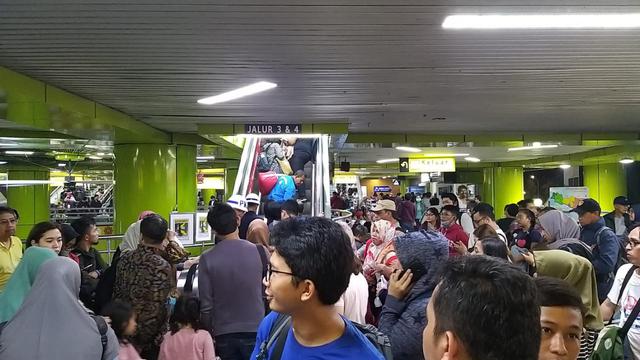 Kondisi Stasiun Gambir Jumat (27/12/2018) malam.