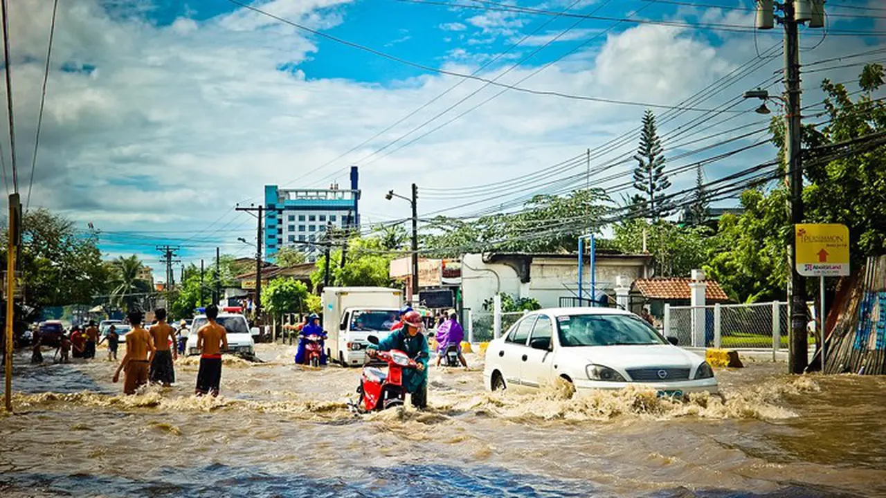 20161122cegah banjir rumah dekat sungai-rumahcom-boy
