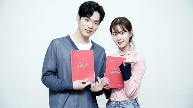 Kim Jung Hyun  dan Seohyun SNSD dalam reading drakor Time. (MBC via Soompi)