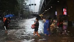 Hujan tanpa henti mengguyur Filipina utara pada 24 Juli, memicu banjir di kota Manila dan tanah longsor di daerah pegunungan. (Ted ALJIBE/AFP)