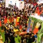 Pengunjung memadati stand industry kreatif pada gelaran  Popcon Asia 2016 di JCC, Jakarta (14/08). Festival yang fokus pada komik, mainan, film, dan animasi dipadati sekitar 40 ribu pengunjung. (Liputan6.com/Fery Pradolo)